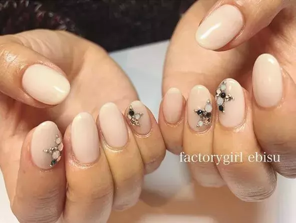 18 冬の白は女の子を輝かせる色 ウィンターホワイトネイルまとめ ローリエプレス