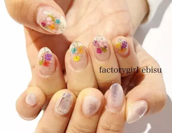 18 春にしたい 花柄ネイルデザインまとめ ローリエプレス