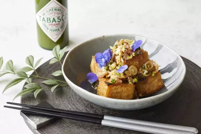 旨辛でやみつきに 簡単美味しいタバスコ活用レシピ3選 ローリエプレス
