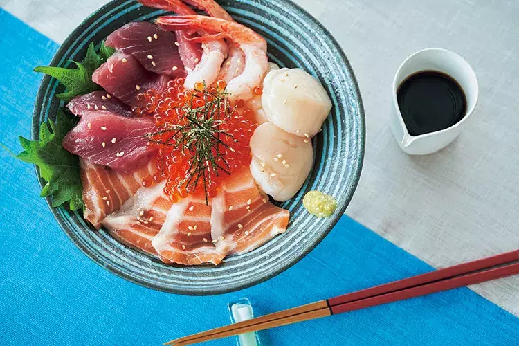 まるで海の宝石箱 暑 い夏にさっぱり美味しい 海鮮丼 レシピ ローリエプレス