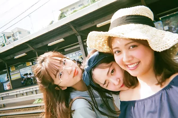 湘南 鎌倉でおしゃれな撮影がしたい エモい夏コーデ 撮り方をご紹介 ローリエプレス