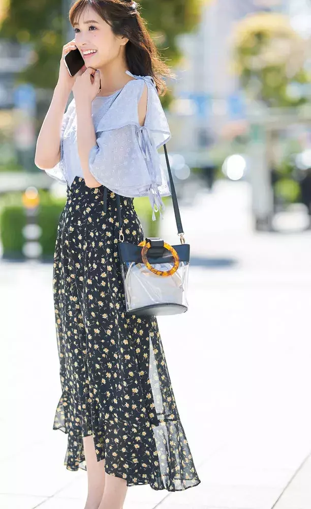 合宿最終日 水色ブラウス 花柄スカート 清楚な女の子コーデでギャップを狙う 明日のコーデ ローリエプレス