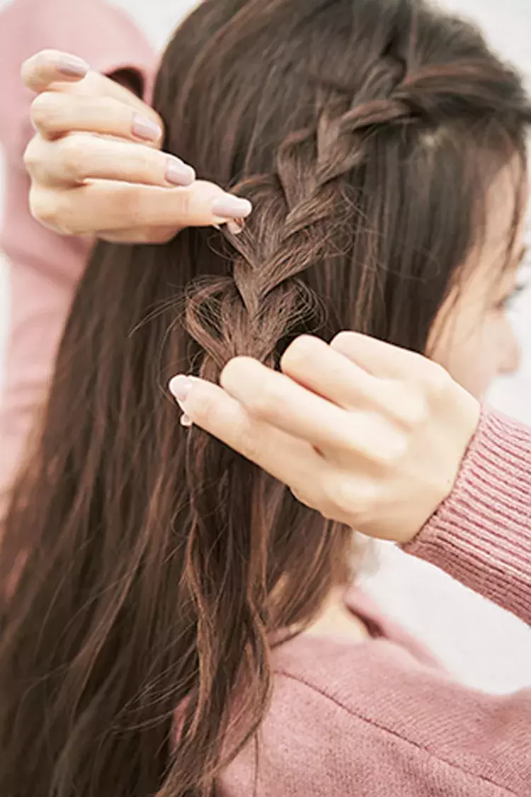 男ウケヘア 結局 清楚な髪型がモテる 三つ編みハーフアップ の作り方 ローリエプレス