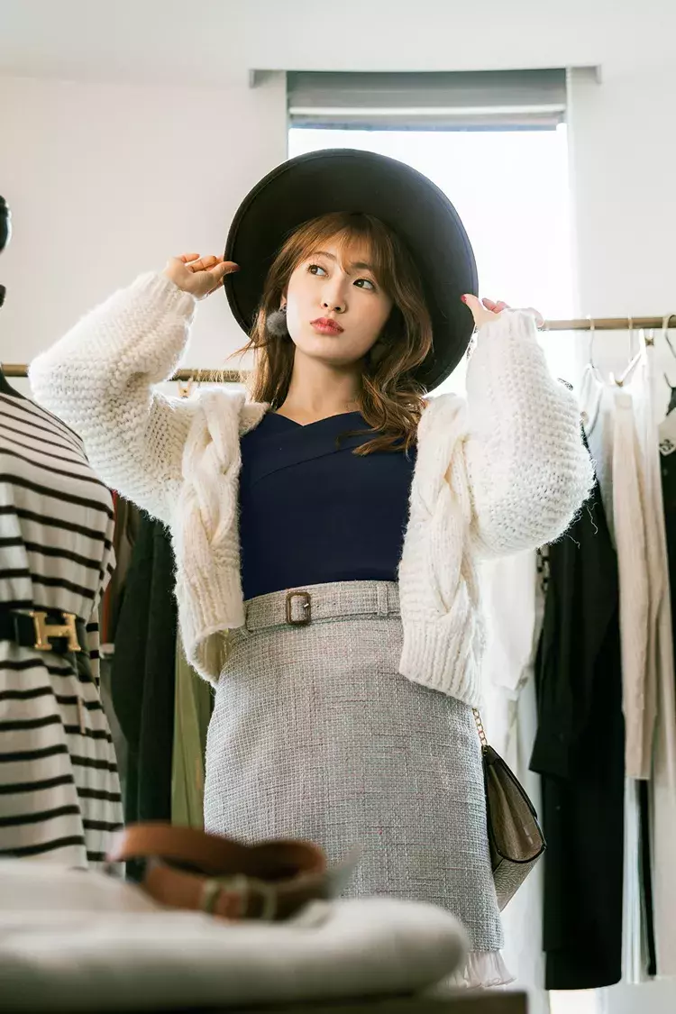 男子の大好きが詰まったモテアイテム 白ニットカーデの着回し3選 ローリエプレス 男子の大好きが詰まったモテアイテム 白ニットカーデの着回し3選 ローリエプレス