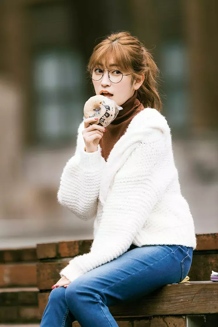 男子の大好きが詰まったモテアイテム 白ニットカーデの着回し3選 ローリエプレス 男子の大好きが詰まったモテアイテム 白ニットカーデの着回し3選 ローリエプレス