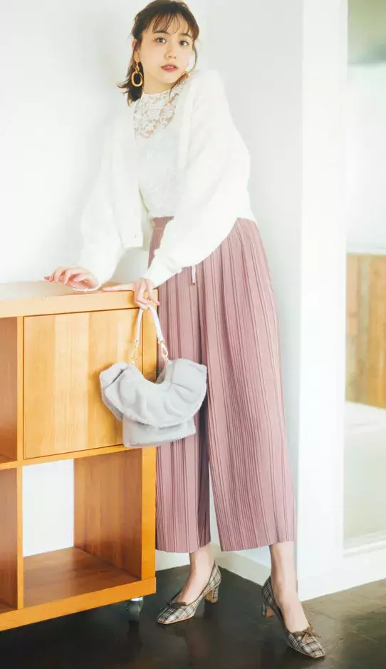 定番のガーリーコーデはスカート見えワイドパンツで印象チェンジ 明日のコーデ ローリエプレス