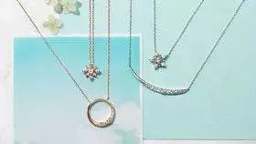 4 C オンライン映えジュエリーの需要が増加 在宅コーデの好印象テク6選 ローリエプレス