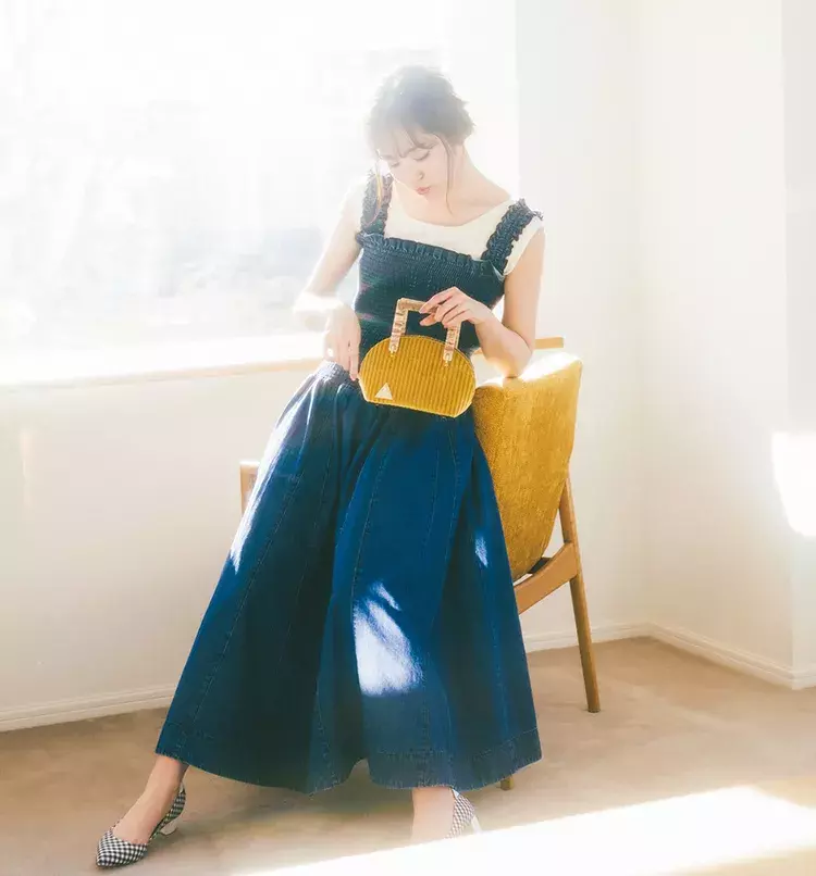 女の子らしいシルエットの デニムワンピース を上品に着こなして 明日のコーデ ローリエプレス