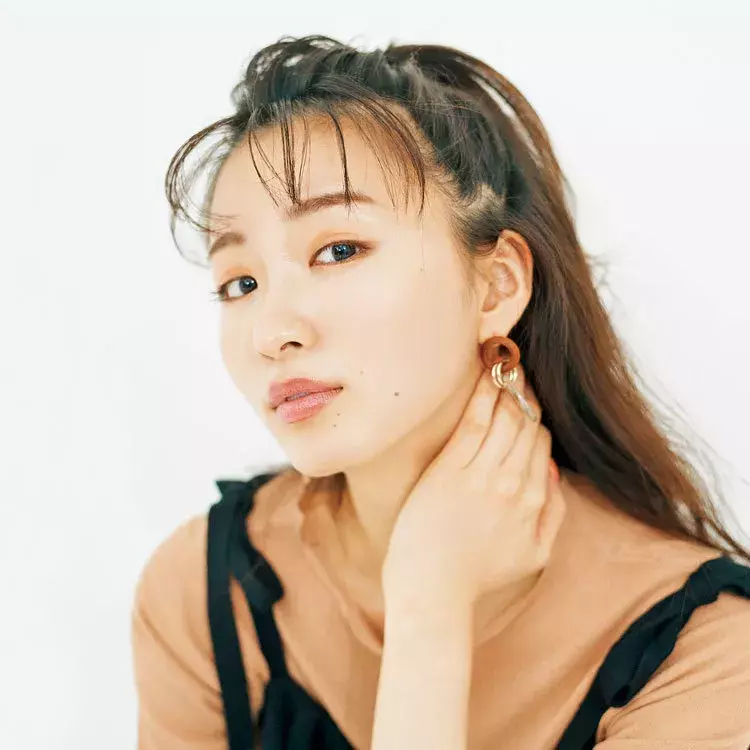 頭が大きく見える ハチ張りさんにおすすめ 小顔ハーフアップの作り方 ローリエプレス 頭が大きく見える ハチ張りさんにおすすめ 小顔ハーフアップの作り方 ローリエプレス