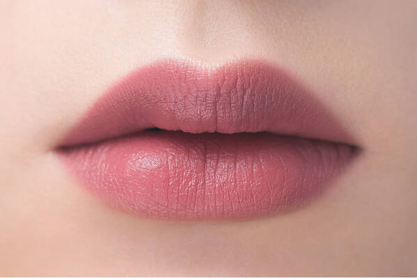 大人気な映えリップ Uzu の新色が気になる 7種類の色と質感を楽めちゃう ローリエプレス