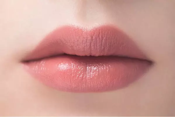 大人気な映えリップ Uzu の新色が気になる 7種類の色と質感を楽めちゃう ローリエプレス