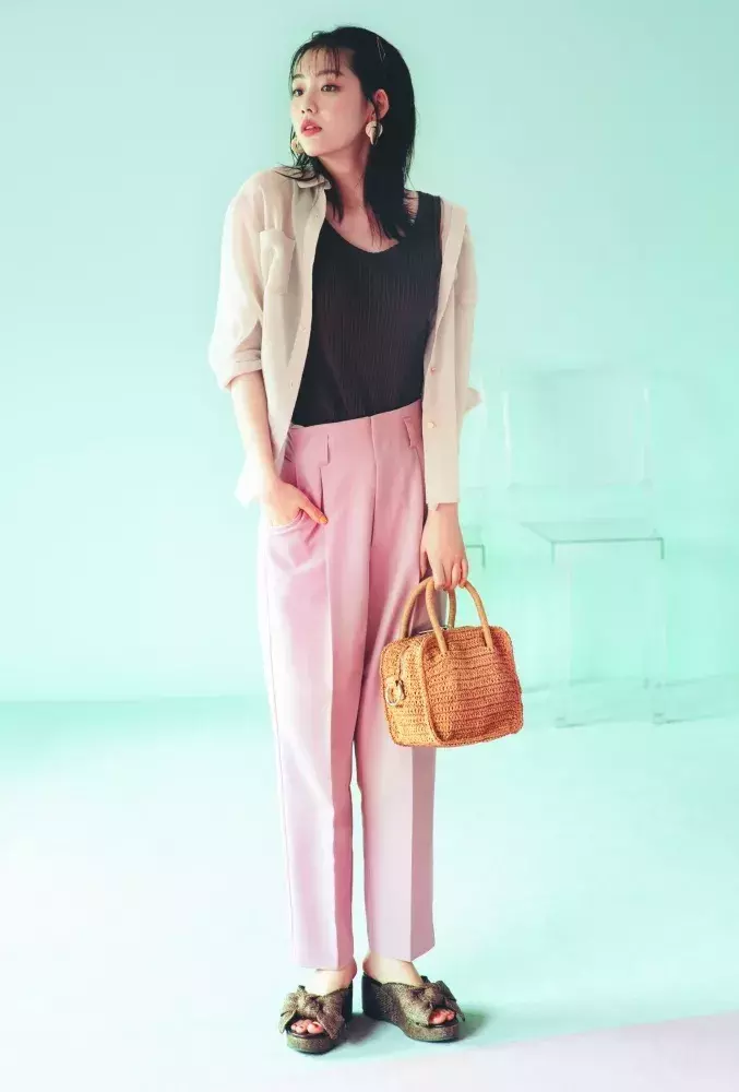 旬のブラウンコーデは ピンクパンツ で可愛らしさをプラス ローリエプレス