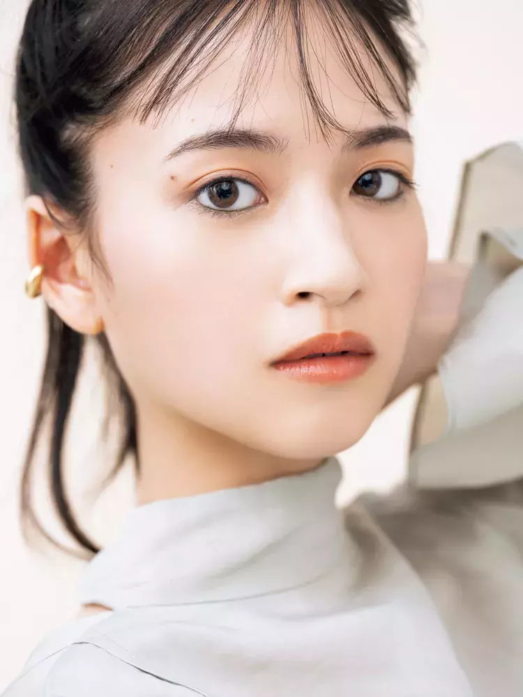 色素薄い系のハーフ顔になれる カーキ色のアイライン のメイクテク ローリエプレス