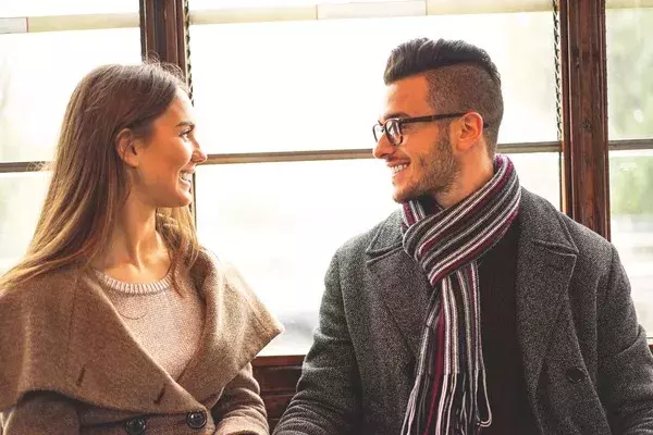 ずっと見ちゃうよ 男が女性を 意識してしまう瞬間 4つ ローリエプレス