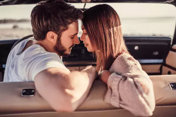 体が熱くなってきた 女性が 興奮するキス の仕方とは ローリエプレス