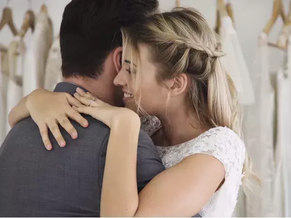 ちょっとだけ 男が彼女を 抱きしめたくなる瞬間 とは ローリエプレス