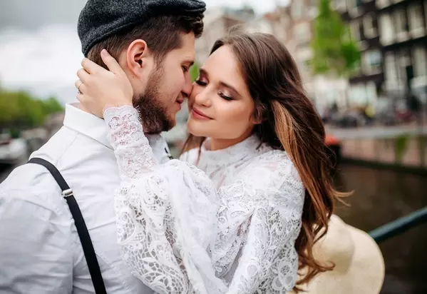 ラブラブタイム突入 彼女が キスしたい時にする仕草 4つ ローリエプレス