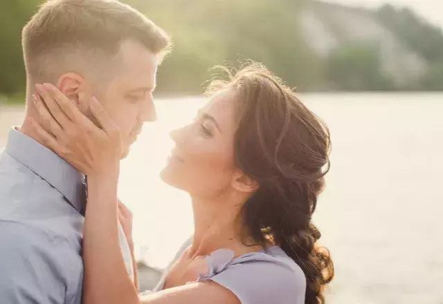 彼女の仕草に注目 女性が見せる キスしたいサイン ローリエプレス 彼女の仕草に注目 女性が見せる キスしたいサイン ローリエプレス