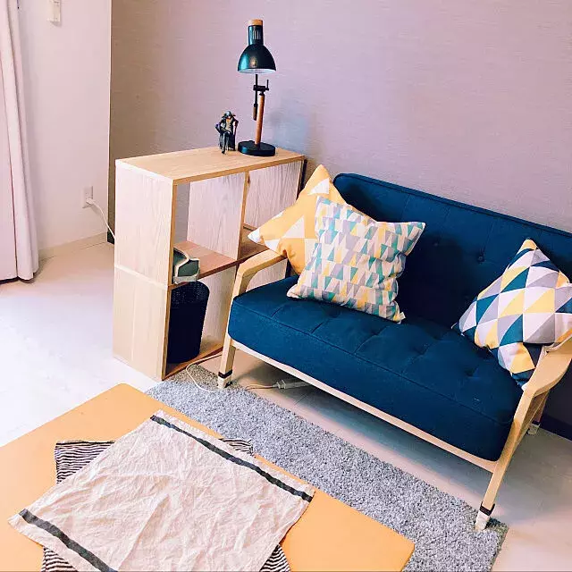 どんなお部屋にも置きやすい ニトリの2人掛けソファを使ったお部屋 ローリエプレス