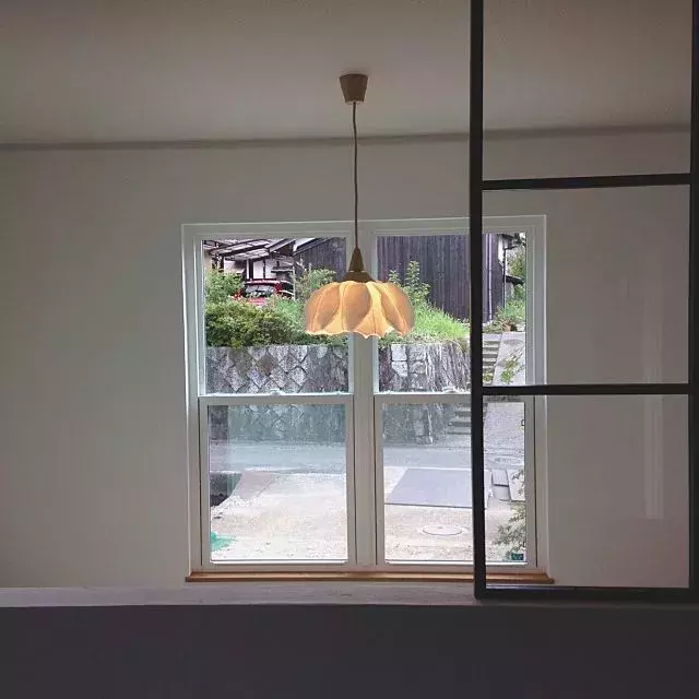 美しい光と影を生み出す デザイナー物の照明器具 ローリエプレス