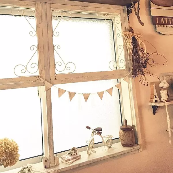 サッシを隠してイメージチェンジ センスが際立つ窓枠diy ローリエプレス