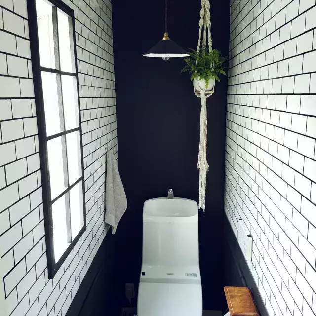 黒と白が作りだす魅力 モノトーンインテリアをトイレでも ローリエプレス