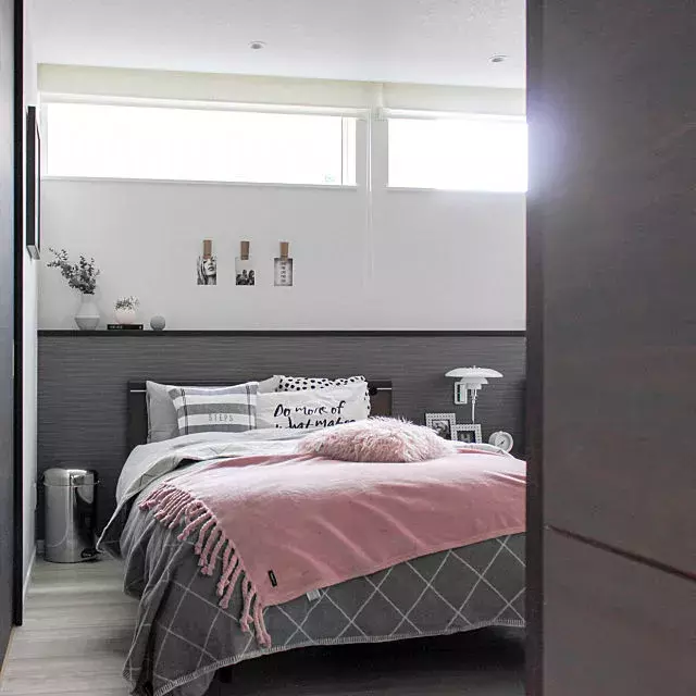 ゆったりリラックスできる グレーの寝室コーディネート ローリエプレス