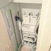 こういうのが便利 100均アイテムを活用した掃除道具収納 ローリエプレス
