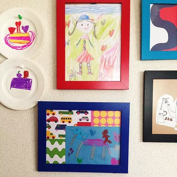 小さな芸術家さんも喜ぶ 子どもの絵の飾り方アイデア ローリエプレス
