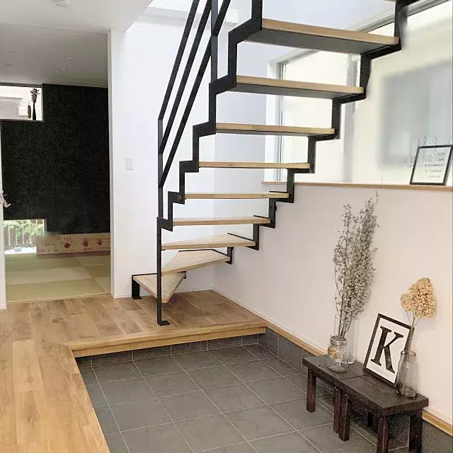 軽やかでモダン スケルトン階段のある開放的なお部屋 ローリエプレス