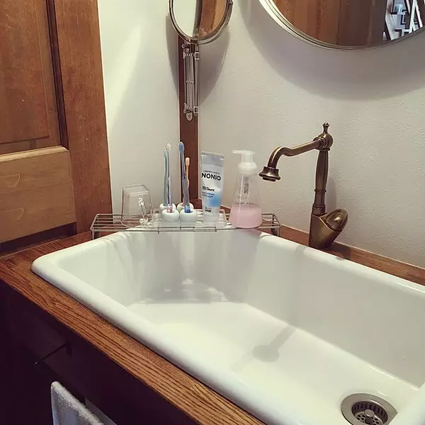 スマートで使いやすい 歯磨き用コップの置き方アイデア ローリエプレス