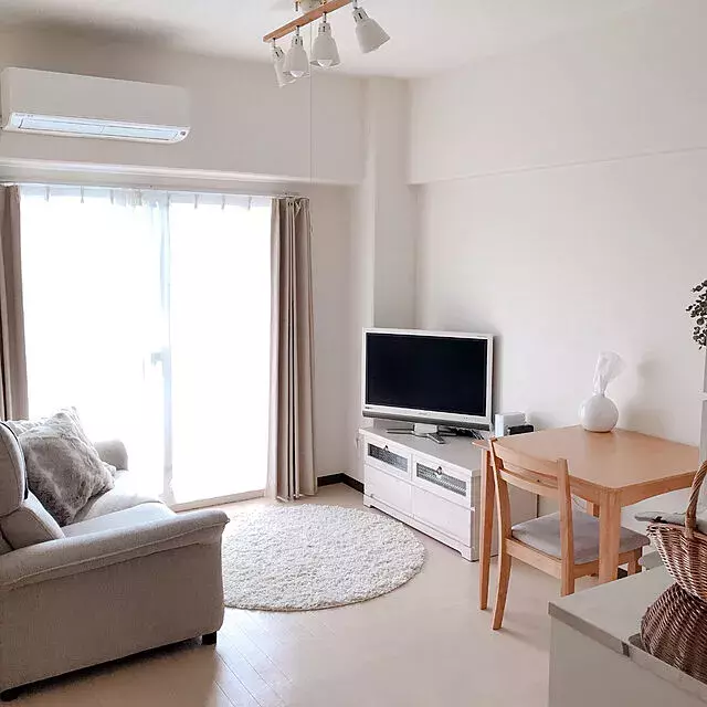 色と床見せと視線の抜けで 狭めのリビングを広く見せるコツ ローリエプレス