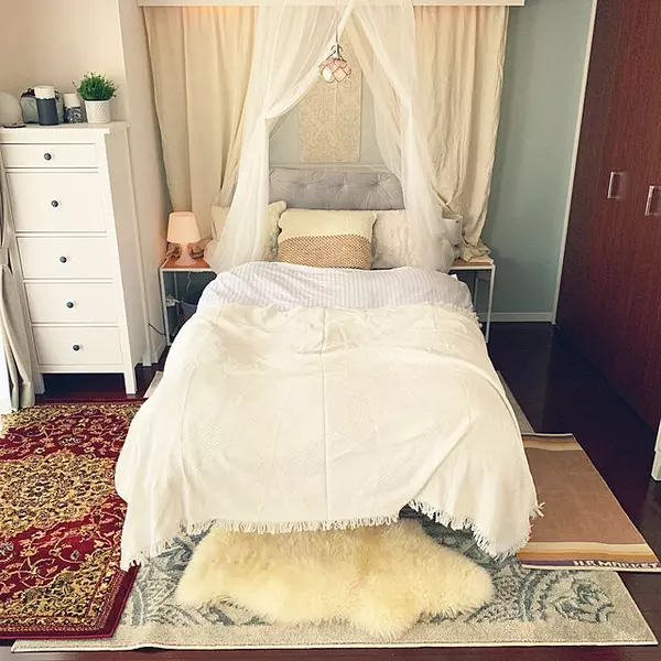 一人暮らしだからこそ楽しめる ベッド周りのコーディネート 構図 ローリエプレス