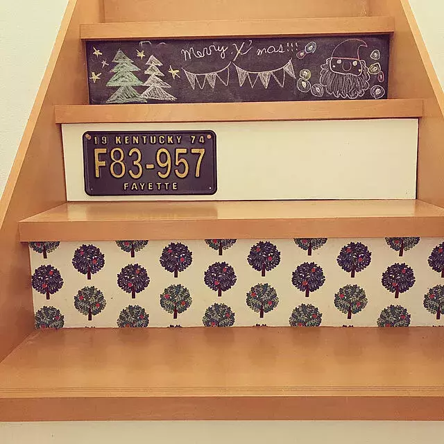 階段をもっと楽しい空間に 蹴込み板 壁のリメイクとdiyアイデア ローリエプレス