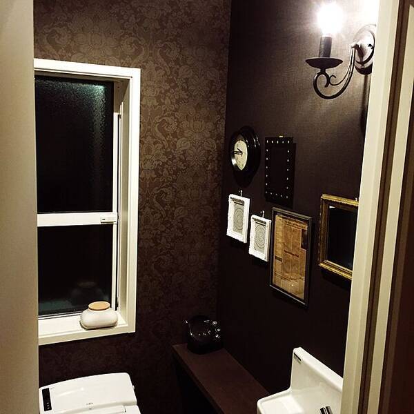 扉を開けたらお気に入りの別世界 壁紙が主役のトイレインテリア ローリエプレス