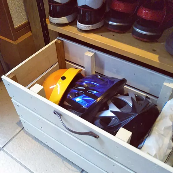 普段用も災害用も 出し入れしやすく ヘルメットの収納アイディア ローリエプレス