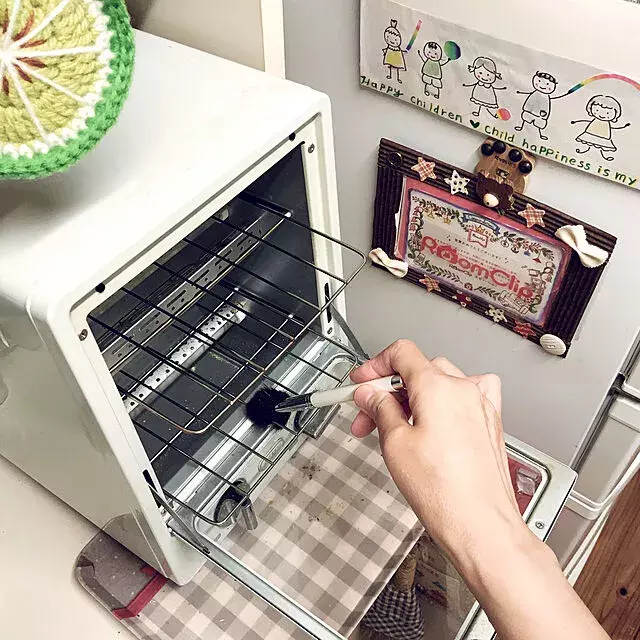 実は意外と汚れてる 電子レンジ トースターの効果的なお掃除方法 ローリエプレス