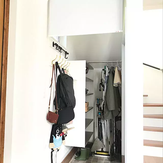 お部屋がすっきりとした印象に ロールスクリーンを使った目隠し収納 ローリエプレス