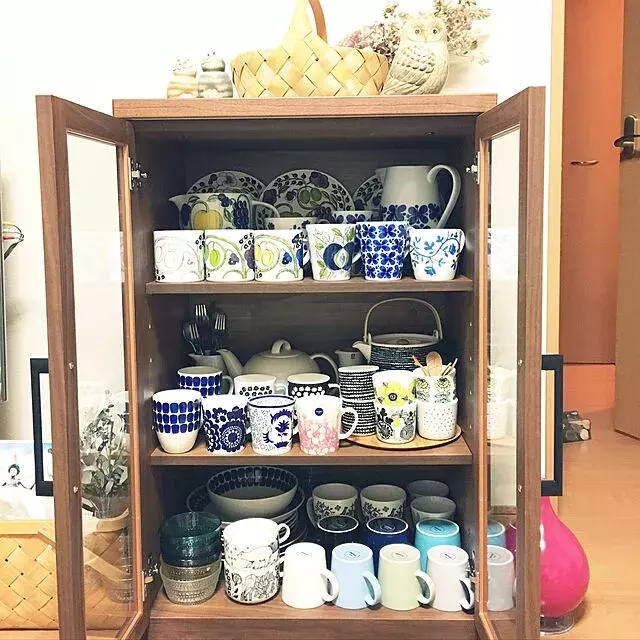 普段使いからコレクションまで マグカップやグラスの収納アイデア ローリエプレス