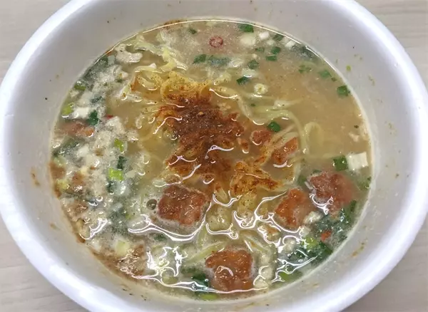 ワンともキュートなカップめん登場 商品名がダジャレの トリカライヌードル 食べてみた ローリエプレス