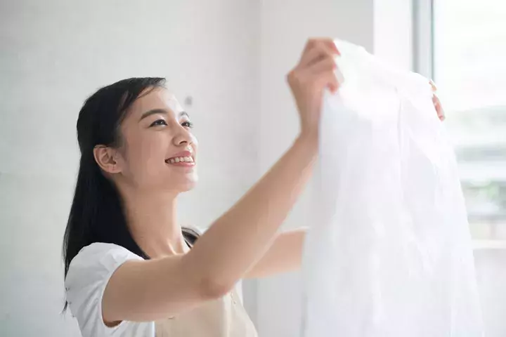 白tシャツ 白シャツを長くキレイに使える洗濯方法とは 黒ずみ 黄ばみ 汗ジミ 食べ物ジミ ローリエプレス