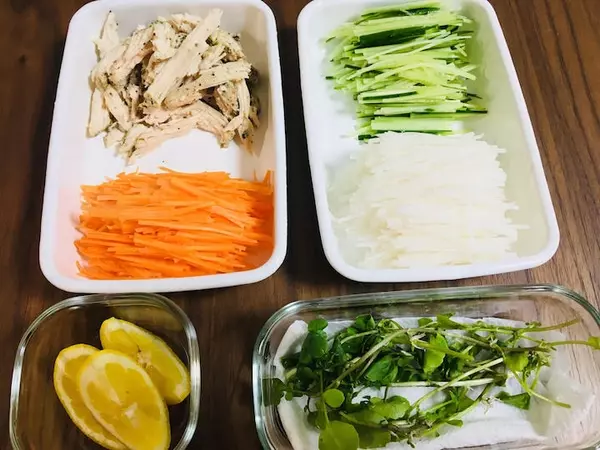 サラダチキン激ウマレシピ研究 ファミマのハーブ スパイスサラダチキンで 生春巻き ローリエプレス