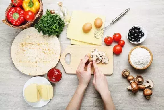 肉じゃがはもう古い 男性が本当に彼女に作ってもらいたい手料理とは ローリエプレス 肉じゃがはもう古い 男性が本当に彼女に作ってもらいたい手料理とは ローリエプレス