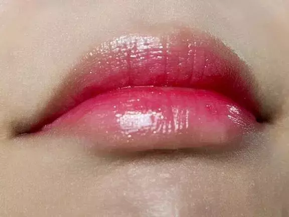 テクニック不要で立体感のある唇に メイベリンの リップ フラッシュ ビッテン ストロボ の魅力 ローリエプレス