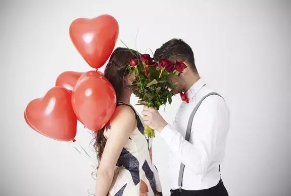 記念日にサプライズ 男子が彼女にしてもらって嬉しいこと プレゼントは何 ローリエプレス 記念日にサプライズ 男子が彼女にしてもらって嬉しいこと プレゼントは何 ローリエプレス
