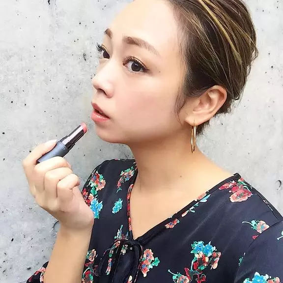 長年の愛用コスメは インスタグラマーの石田美奈子サンが登場 ローリエプレス