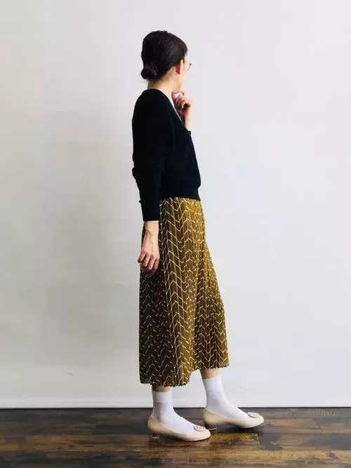 子どもっぽいなんて言わせない パンプス 白靴下の上品コーデ ローリエプレス