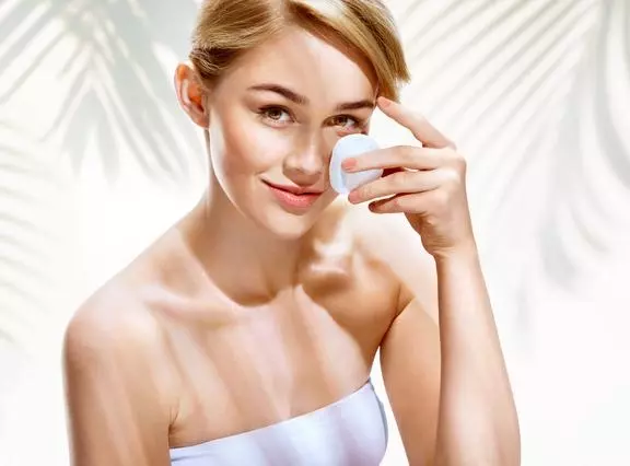 ヴァセリンを顔に塗る みんながやってるヴァセリンの活用法 ローリエプレス