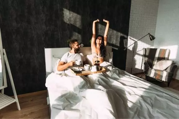 ラブラブカップルが実践しているベッドでの習慣 ローリエプレス
