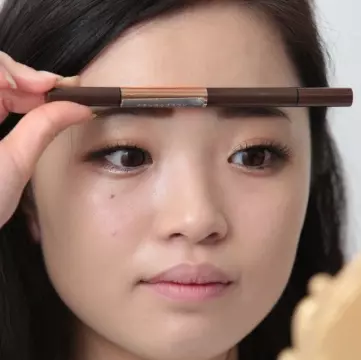 一重さんもマネできる Youtuber鈴木未夢が教える石原さとみメイク ローリエプレス